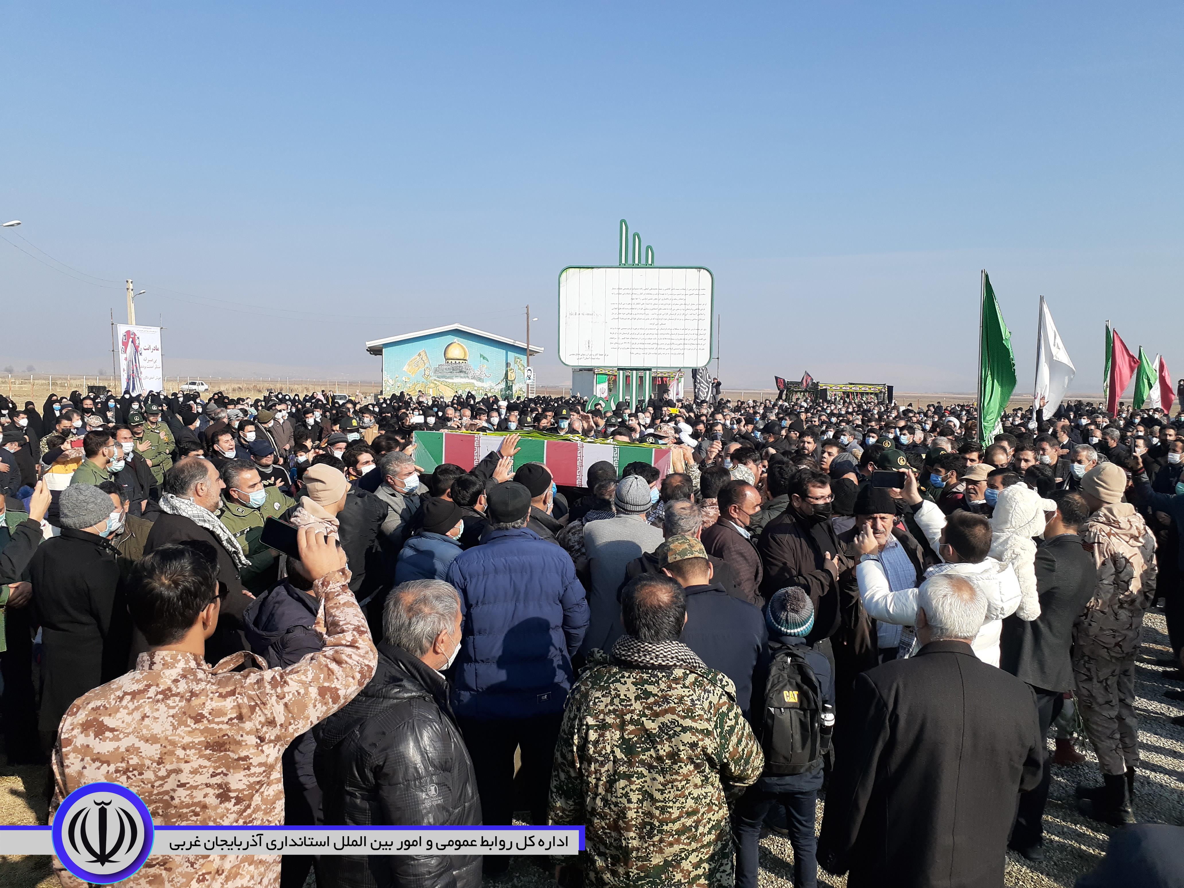 مراسم تدفین پیکر مطهر شهید گمنام در یادمان شهید بروجردی شهرستان برگزار شد