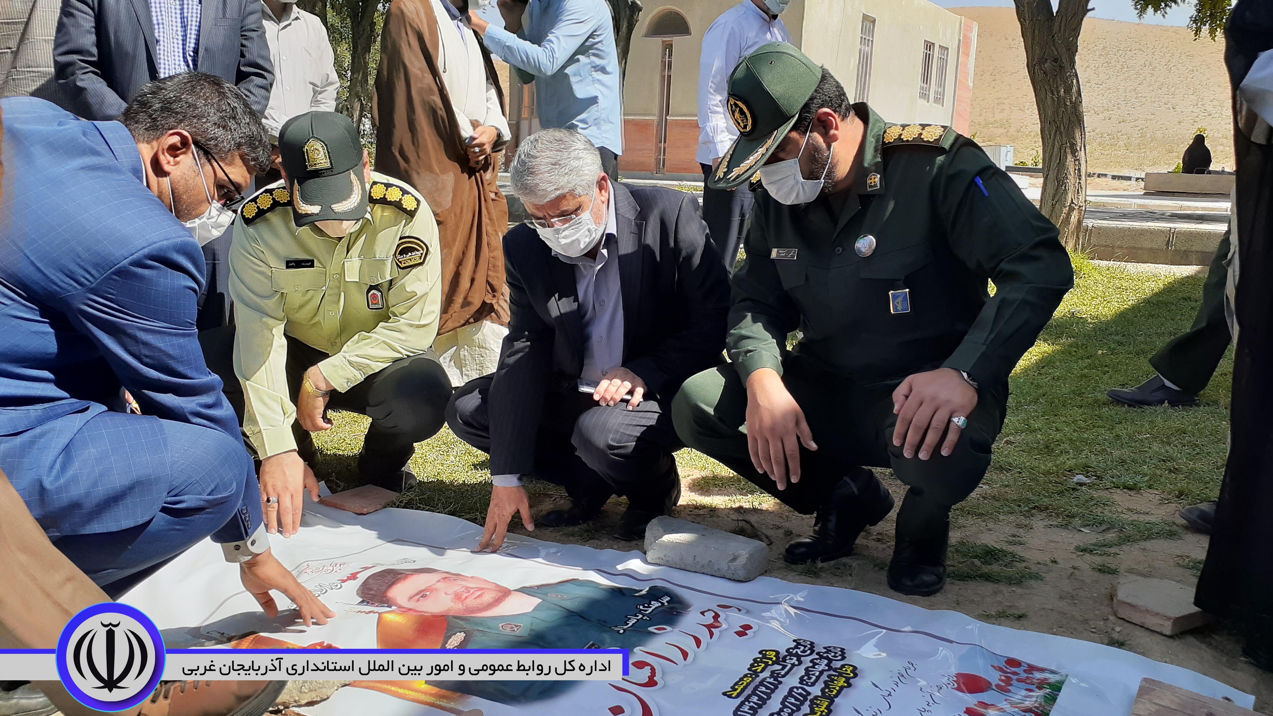 غبارروبی و عطر افشانی مزار مطهر شهداء با حضور منوچهر شاکر فرماندار شهرستان