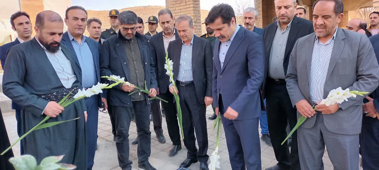 حضور معاون رئیسجمهور در امور توسعه روستایی و مناطق محروم کشور در مزار شهدا و تجدید میثاق با آرمانهای شهدا در بدو ورود به شهرستان نقده