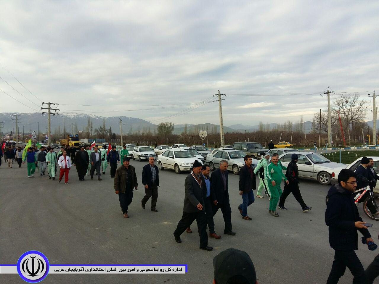 مراسم پیاده روی با عنوان مزار تا مزار با حضور مردم ولایی، فرماندار، ائمه جمعه و مسئولین شهرستان نقده برگزار شد