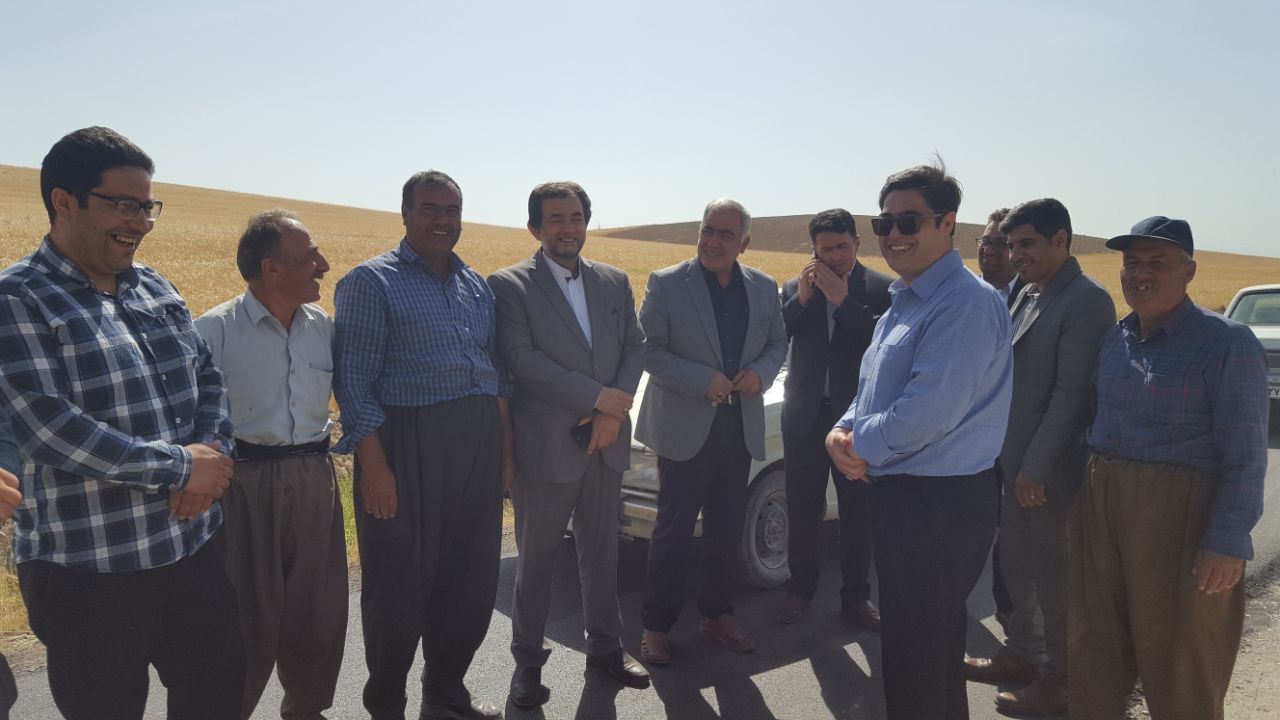 بازدید معاون فرماندار نقده از روند آسفالت محور روستای وزنه