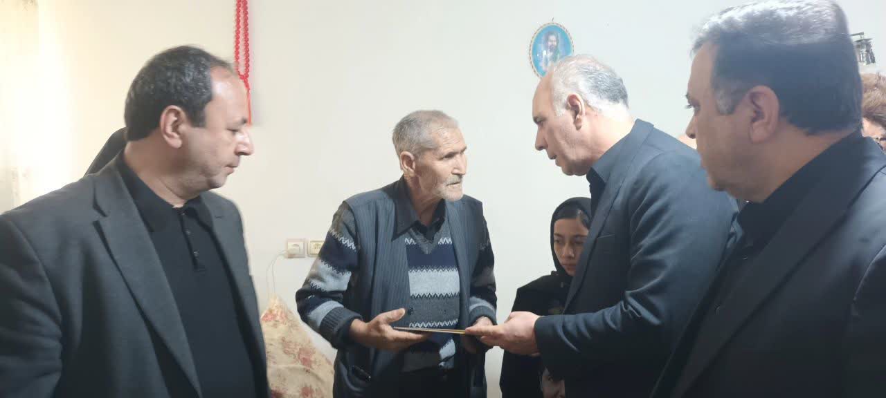 دیدار فرماندار شهرستان نقده بهمراه مسوولین استانی با جمعی از خانواده های شهدای حمله اخیر امریکای جنایتکار و رژیم صهیونیستی به نقاطی در نقده + تصاویر