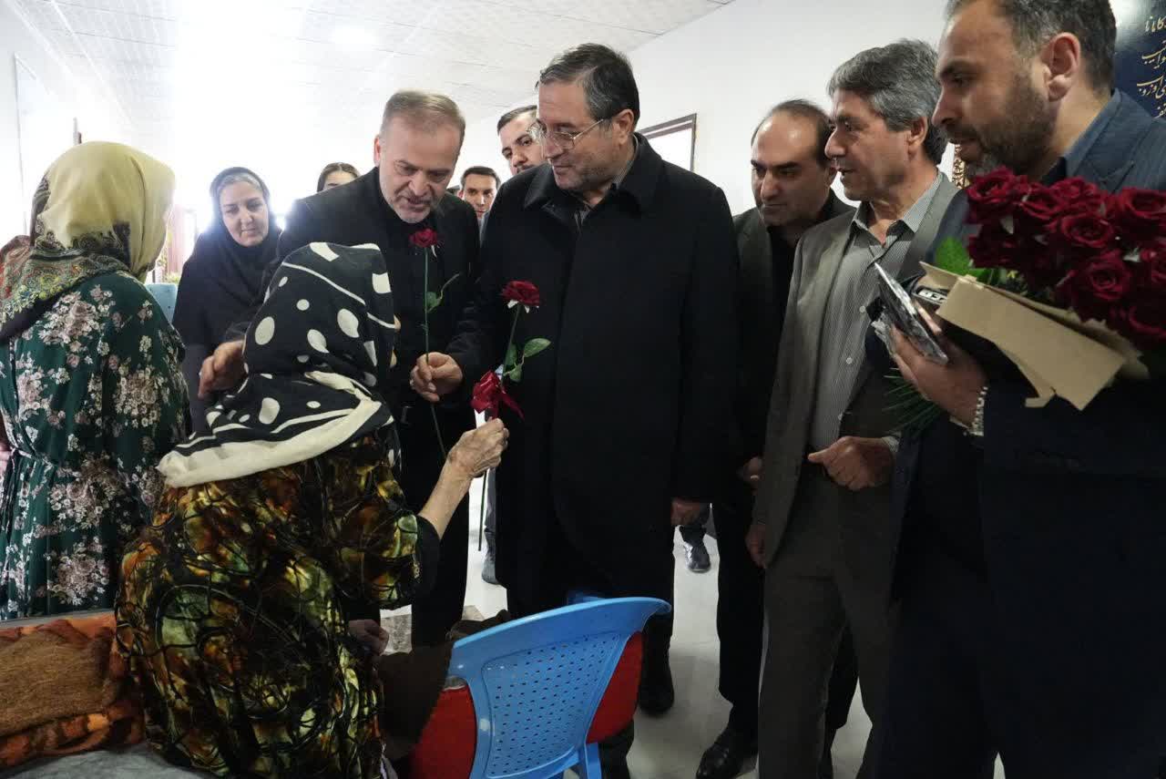 دیدار استاندار آذربایجان‌غربی و فرماندار نقده با مادران سالمند در این شهرستان + تصاویر