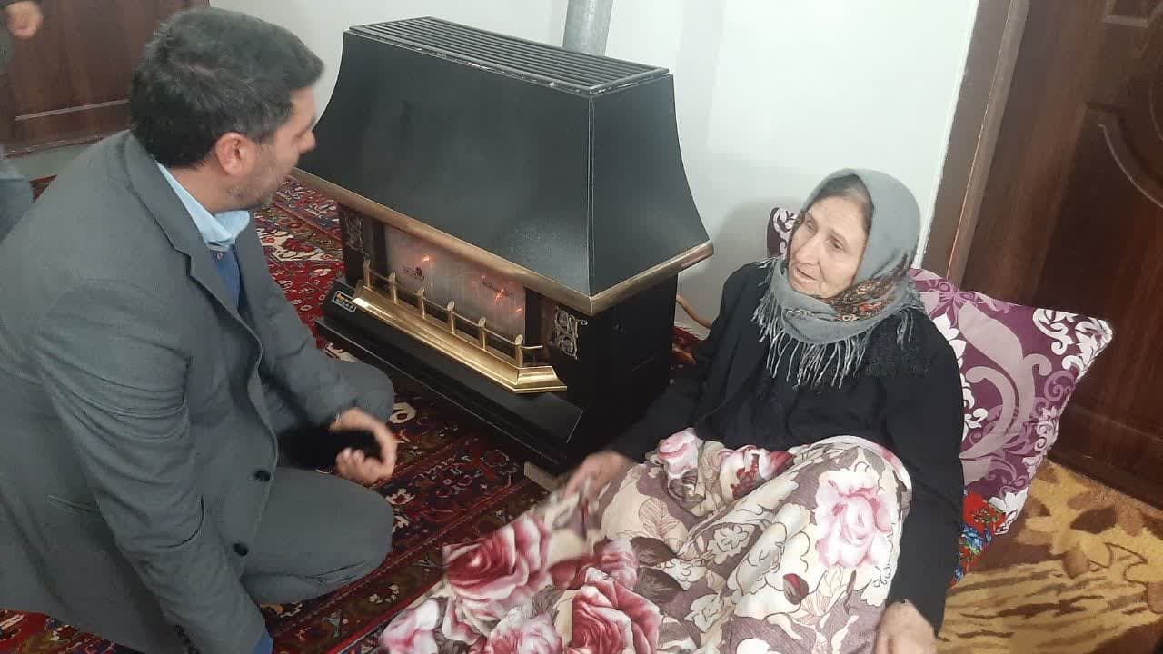 فرماندار شهرستان نقده با مادران گرانقدر شهیدان حمزه مداحی و غلامرضا تقی زاده دیدار کرد