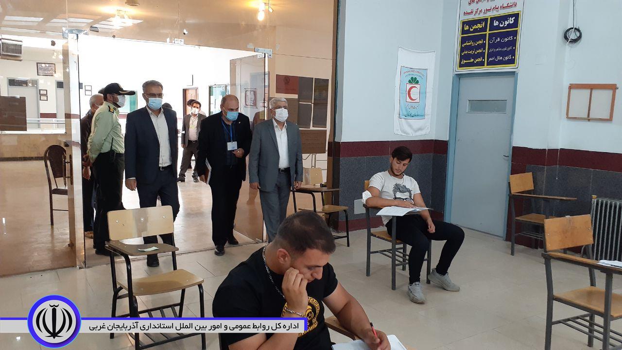 بازدید منوچهر شاکر فرماندار شهرستان از حوزه های برگزاری آزمون سراسری در حوزه شهرستان