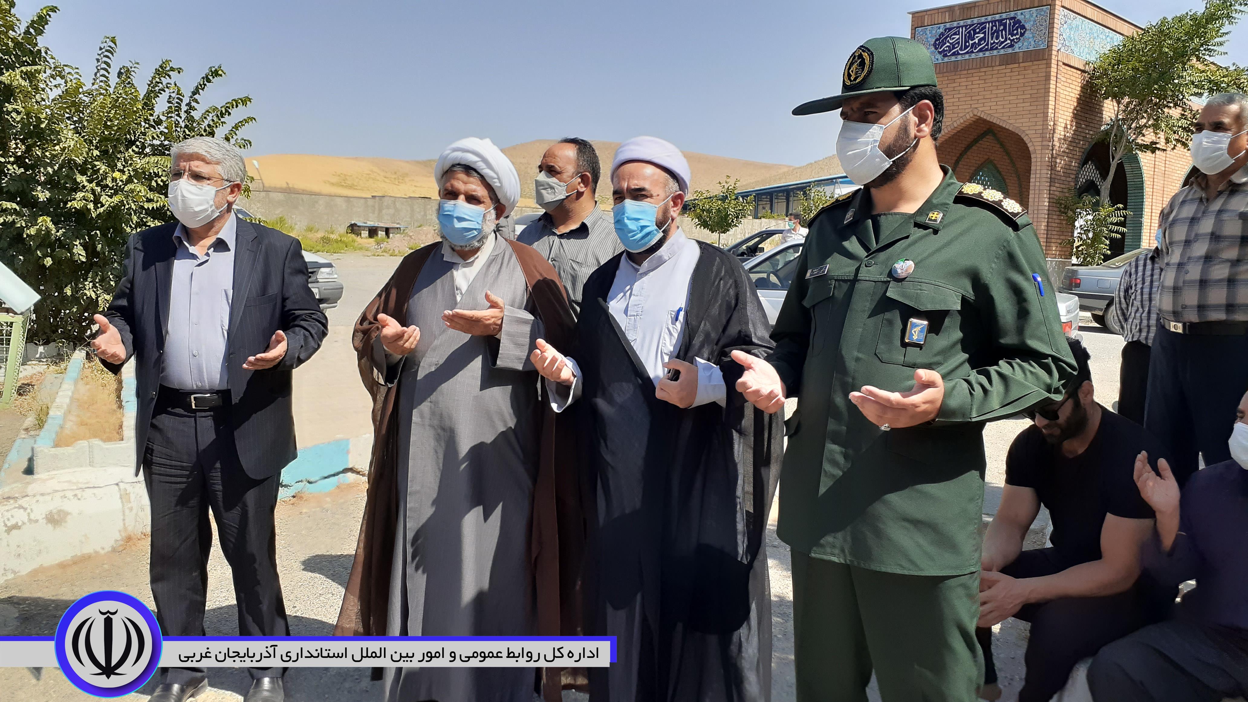 غبارروبی و عطر افشانی مزار مطهر شهداء با حضور منوچهر شاکر فرماندار شهرستان