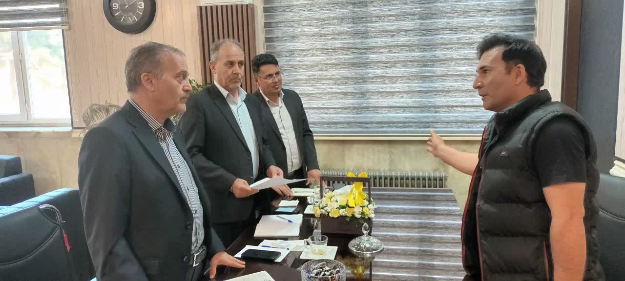 ملاقات مردمی و دیدار چهره به چهره امیرعباس جعفری فرماندار شهرستان نقده  با مردم شریف شهرستان در راستای رسیدگی به مشکلات مردمی + تصاویر