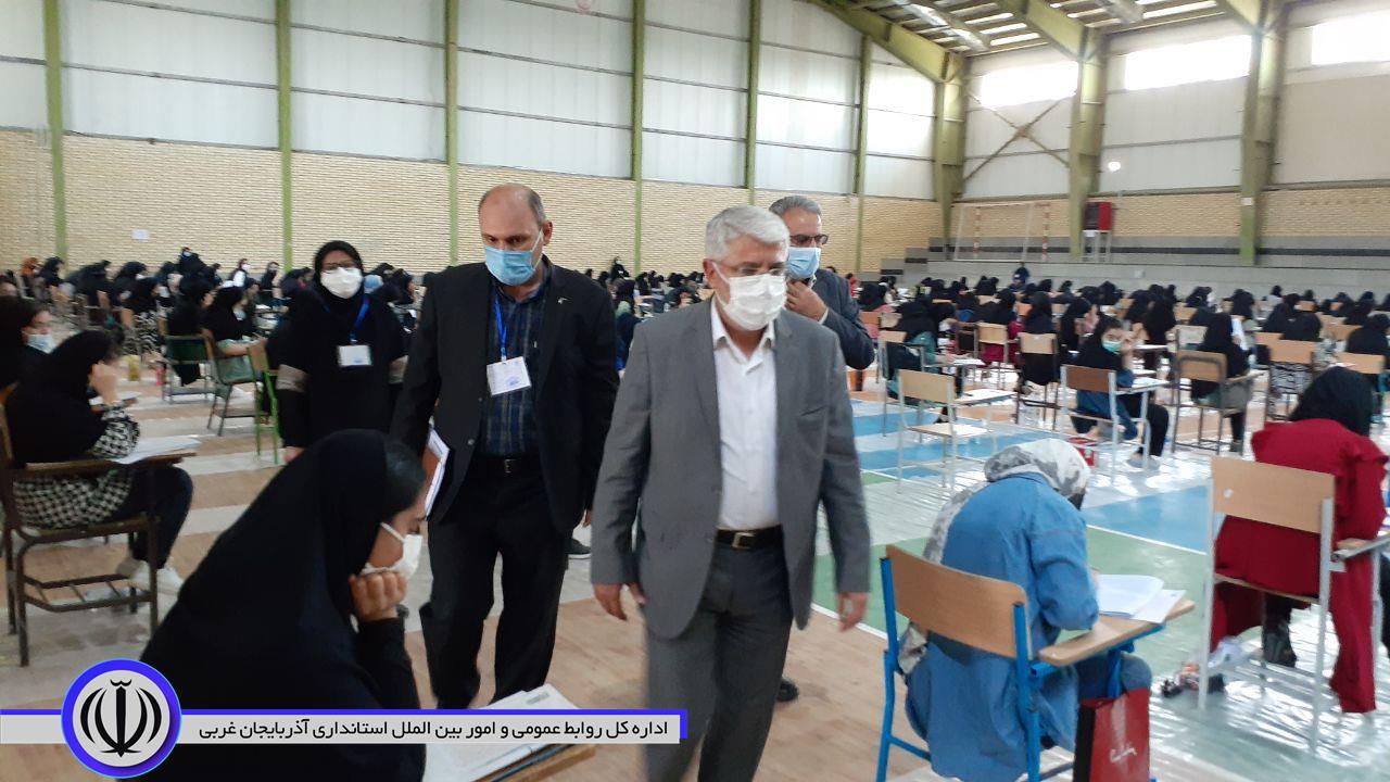 بازدید منوچهر شاکر فرماندار شهرستان از حوزه های برگزاری آزمون سراسری در حوزه شهرستان