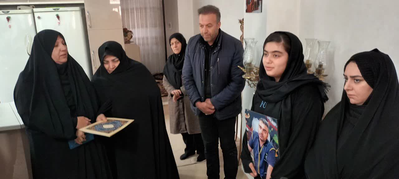 دیدار فرماندار شهرستان نقده بهمراه مسوولین استانی با جمعی از خانواده های شهدای حمله اخیر امریکای جنایتکار و رژیم صهیونیستی به نقاطی در نقده + تصاویر