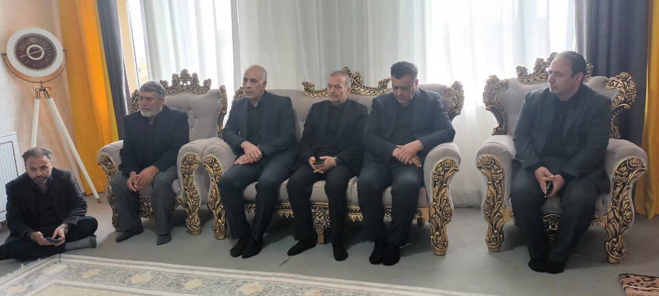 دیدار فرماندار شهرستان نقده بهمراه مسوولین استانی با جمعی از خانواده های شهدای حمله اخیر امریکای جنایتکار و رژیم صهیونیستی به نقاطی در نقده + تصاویر