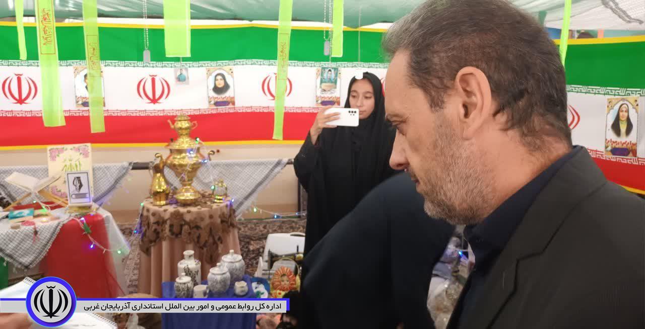 بازدید مسعود اسماعیلی معاون سیاسی، امنیتی و اجتماعی فرمانداری از نمایشگاه پایگاه های اسوه بسیج سپاه پاسداران انقلاب اسلامی شهرستان نقده