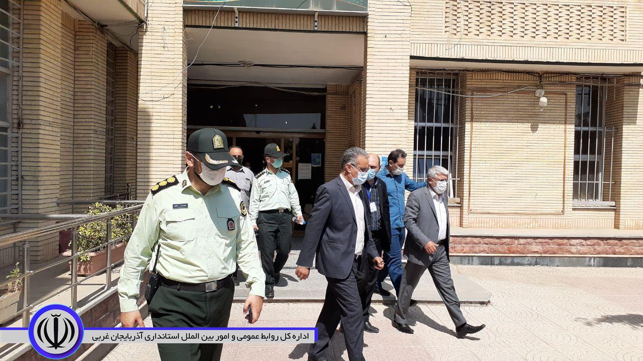 بازدید منوچهر شاکر فرماندار شهرستان از حوزه های برگزاری آزمون سراسری در حوزه شهرستان