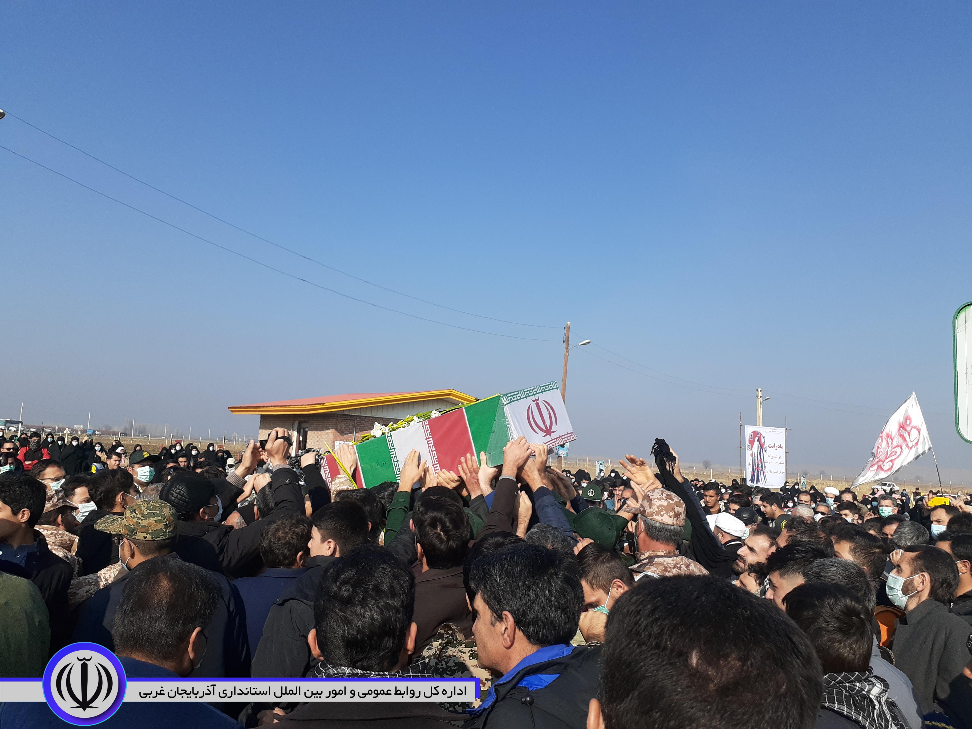مراسم تدفین پیکر مطهر شهید گمنام در یادمان شهید بروجردی شهرستان برگزار شد