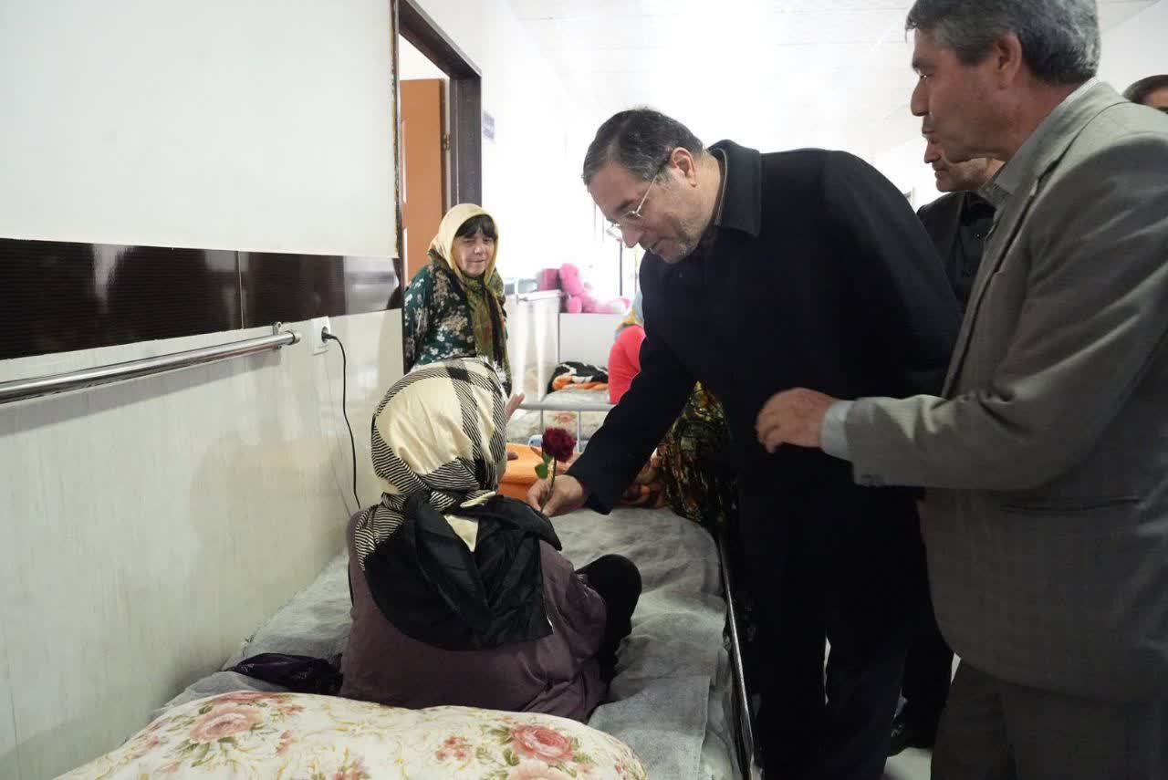 دیدار استاندار آذربایجان‌غربی و فرماندار نقده با مادران سالمند در این شهرستان + تصاویر