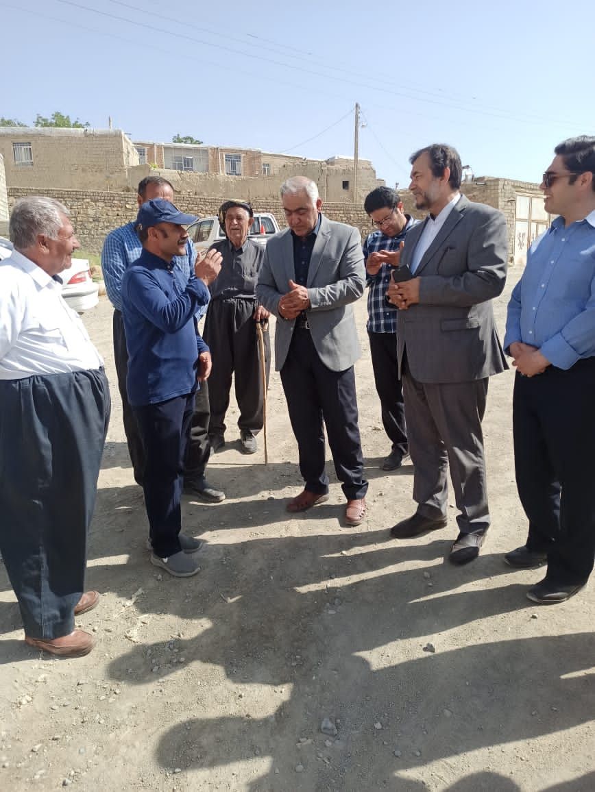بازدید معاون فرماندار نقده از روند آسفالت محور روستای وزنه
