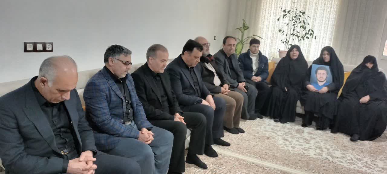 دیدار فرماندار شهرستان نقده بهمراه مسوولین استانی با جمعی از خانواده های شهدای حمله اخیر امریکای جنایتکار و رژیم صهیونیستی به نقاطی در نقده + تصاویر