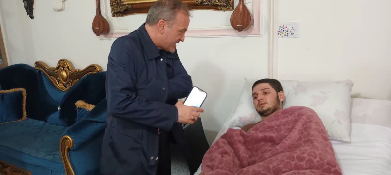 عیادت امیرعباس جعفری فرماندار شهرستان نقده از محمدرضا شاهی از مجروحین حمله ناجوانمردانه امریکا جنایتکار و رژیم صهیونسیتی به کارخانه نشاسته نقده + تصاویر