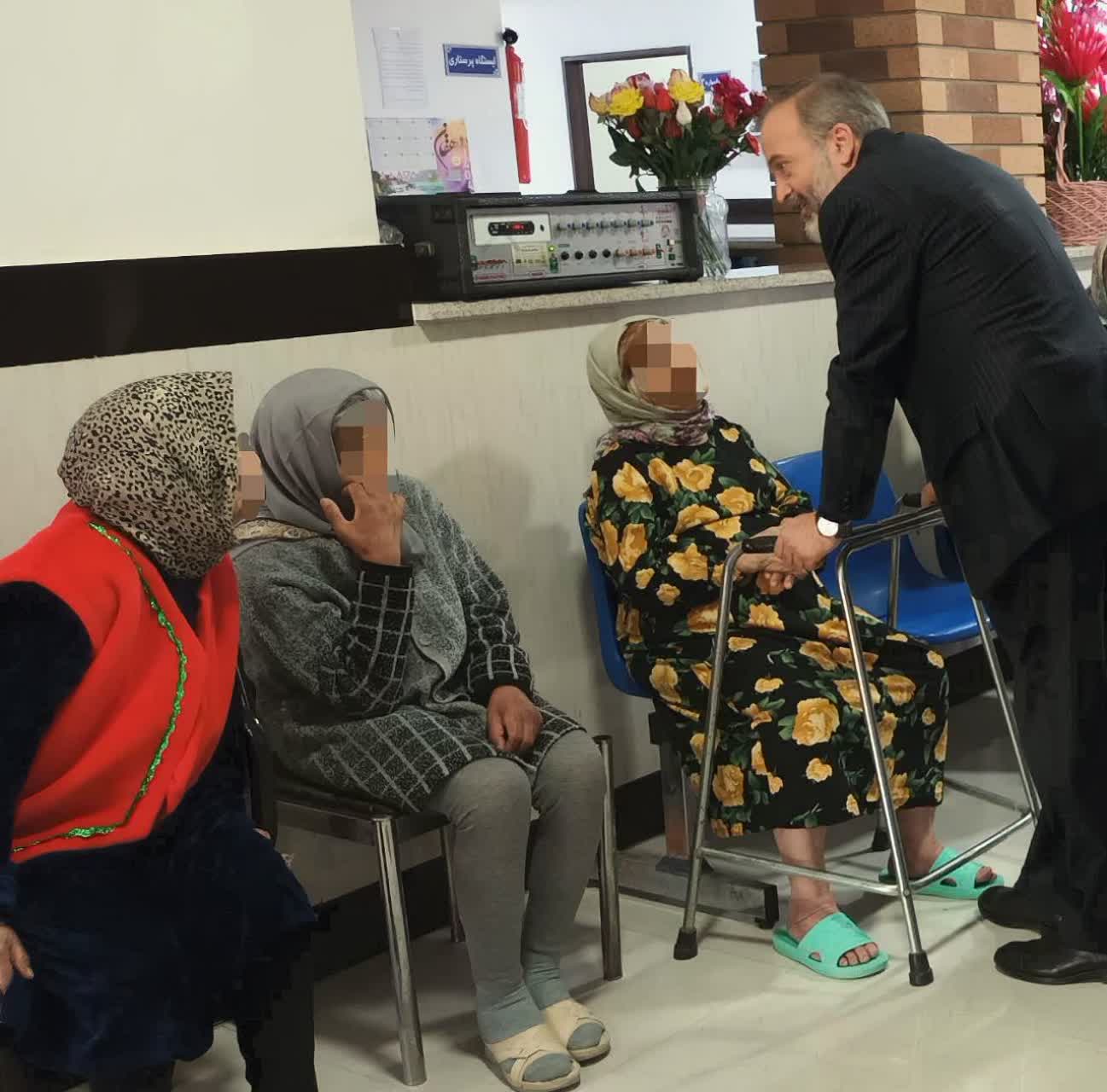 حضور فرماندار نقده در سرای سالمندان و تبریک شب یلدا به مادران ساکن این مرکز