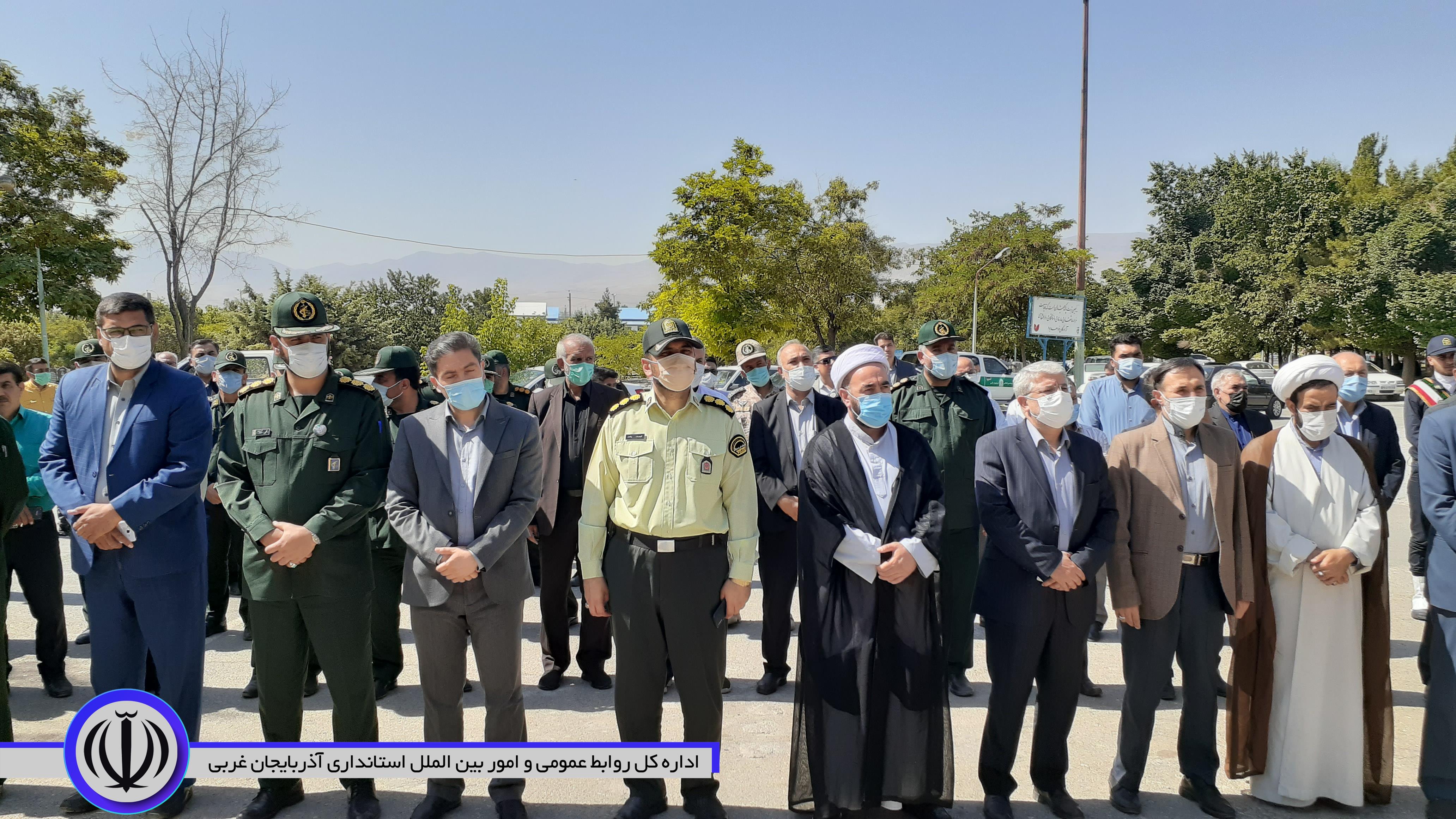 غبارروبی و عطر افشانی مزار مطهر شهداء با حضور منوچهر شاکر فرماندار شهرستان