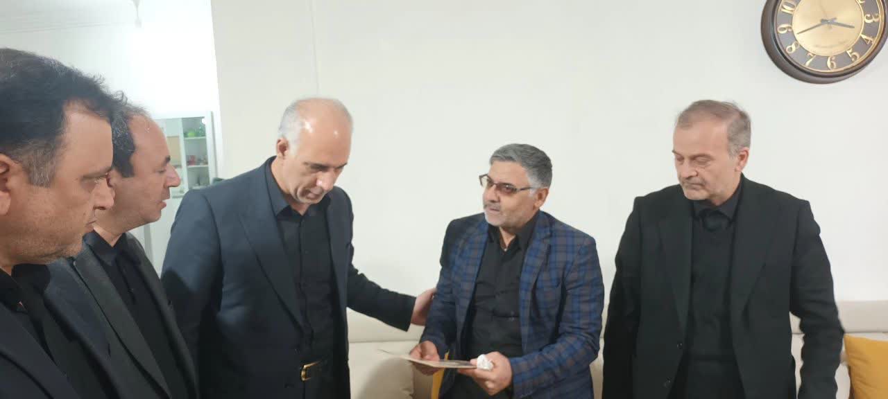 دیدار فرماندار شهرستان نقده بهمراه مسوولین استانی با جمعی از خانواده های شهدای حمله اخیر امریکای جنایتکار و رژیم صهیونیستی به نقاطی در نقده + تصاویر