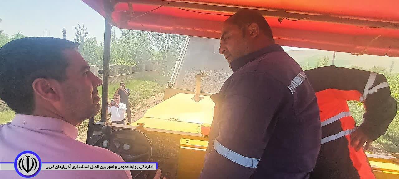 بازدید فرماندار نقده از عملیات اجرایی پروژه لکه گیری و روکش آسفالت راه روستایی نقده- کوزه گران - خلیفان