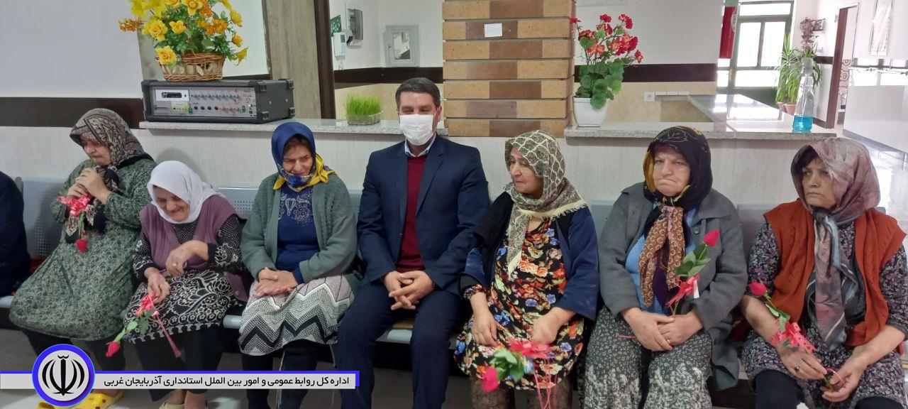 حضور محمد نوبخت فرماندار شهرستان در سرای سالمندان و دیدار با مادران و پرسنل این سرا