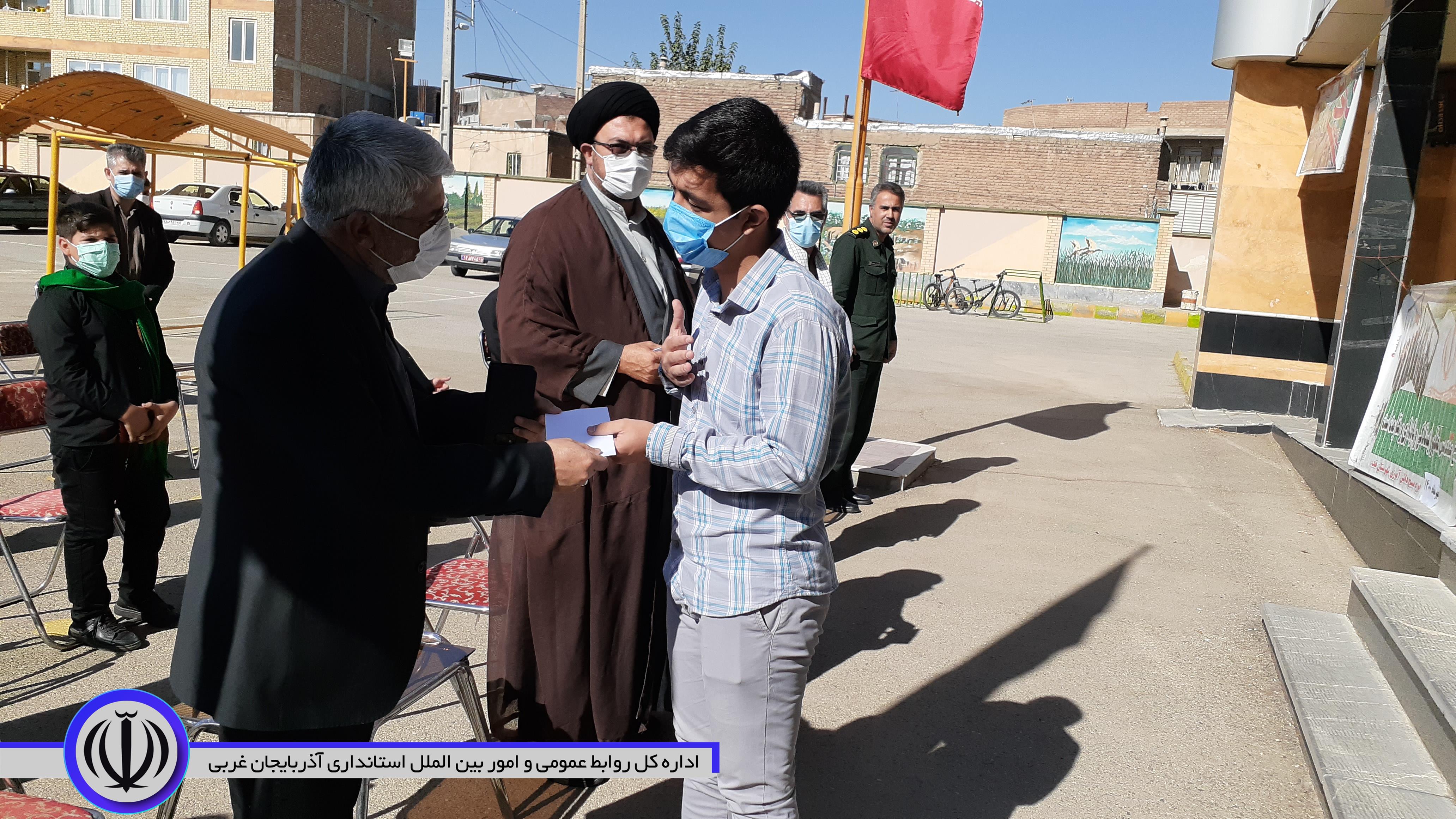 نواختن زنگ مقاومت و ایثار با حضور منوچهر شاکر فرماندار شهرستان نقده