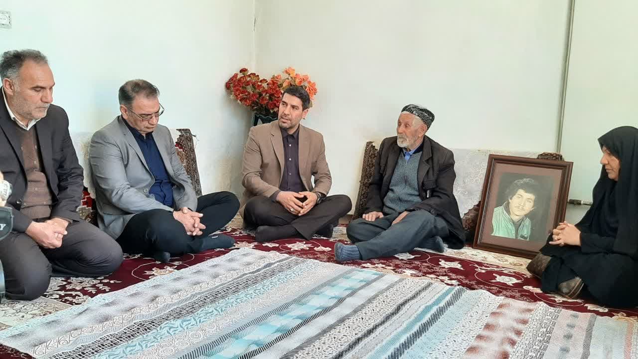 دیدار فرماندار شهرستان نقده با خانواده های معظم شهید علی رضا قلی زاده و شهید زیاد زاهد