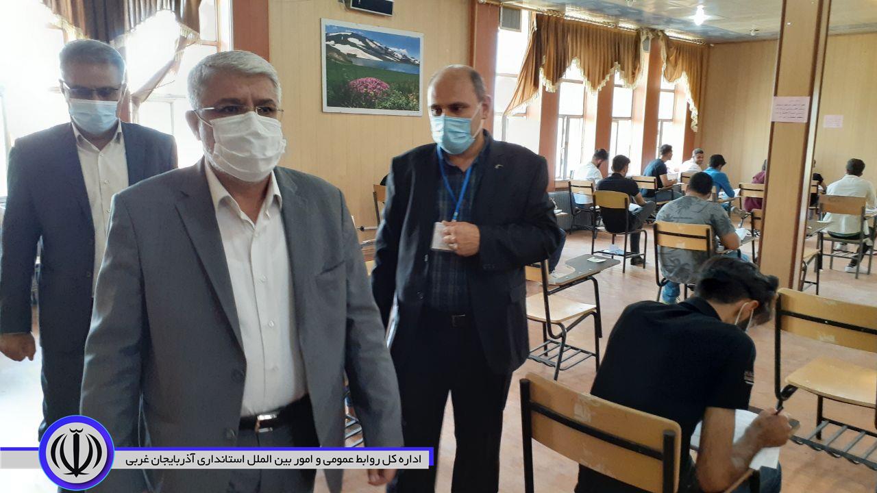 بازدید منوچهر شاکر فرماندار شهرستان از حوزه های برگزاری آزمون سراسری در حوزه شهرستان