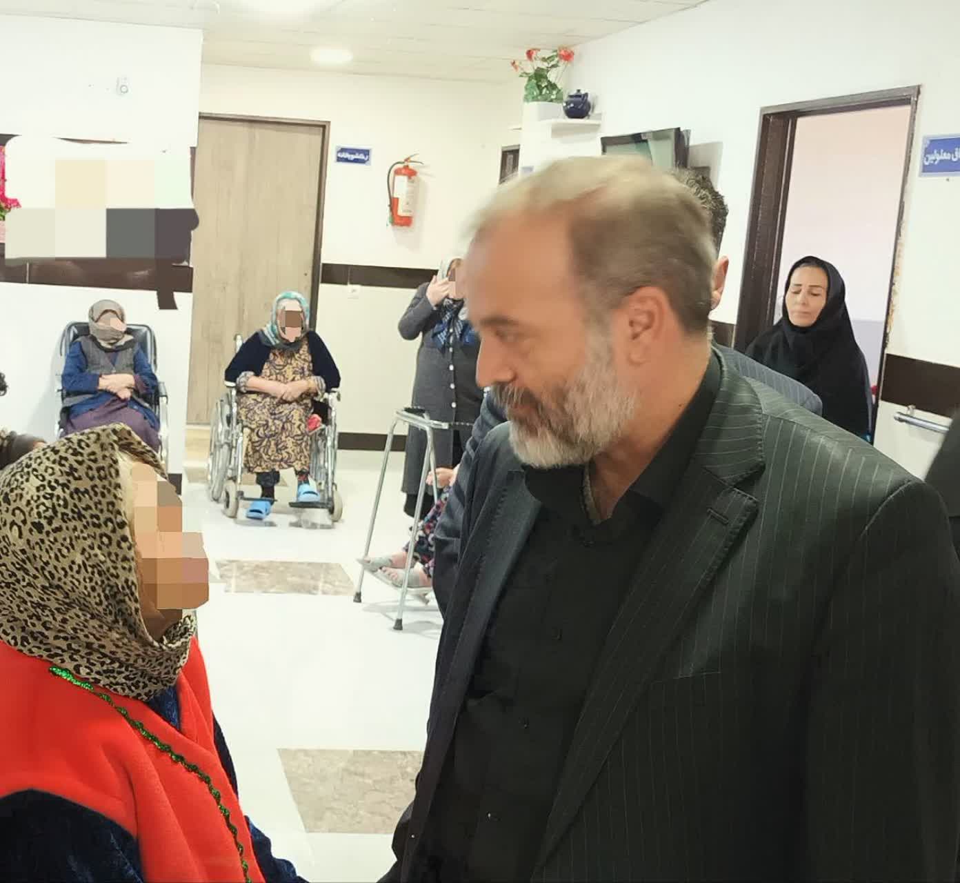 حضور فرماندار نقده در سرای سالمندان و تبریک شب یلدا به مادران ساکن این مرکز