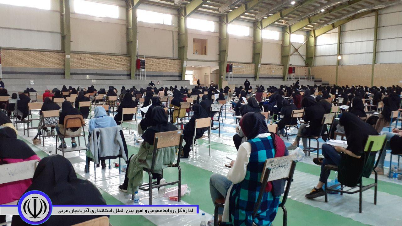 بازدید منوچهر شاکر فرماندار شهرستان از حوزه های برگزاری آزمون سراسری در حوزه شهرستان