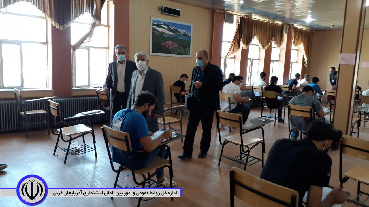 بازدید منوچهر شاکر فرماندار شهرستان از حوزه های برگزاری آزمون سراسری در حوزه شهرستان
