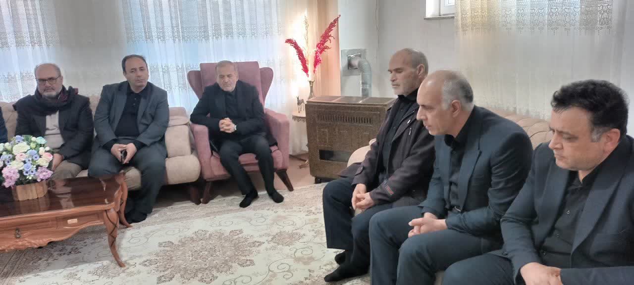 دیدار فرماندار شهرستان نقده بهمراه مسوولین استانی با جمعی از خانواده های شهدای حمله اخیر امریکای جنایتکار و رژیم صهیونیستی به نقاطی در نقده + تصاویر