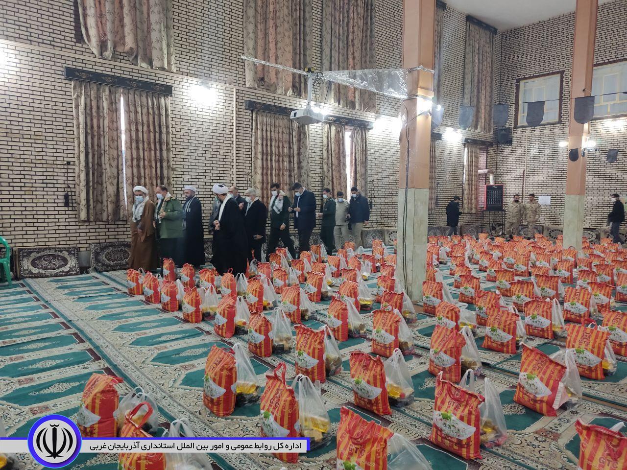 توزیع 1400 بسته معیشتی با حضور فرماندار نقده و فرمانده سپاه شهدای استان آذربایجان غربی