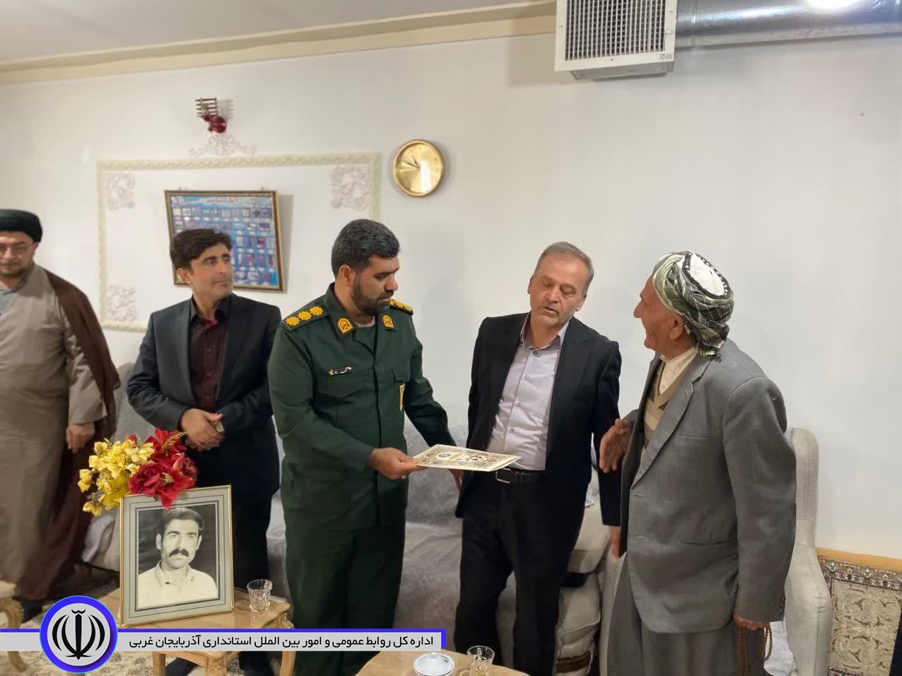 دیدار سرپرست فرمانداری شهرستان نقده با خانواده گرانقدر شهیدان معظم سیدحسین راک، کریم و یونس ادیبی و صمد صمدی