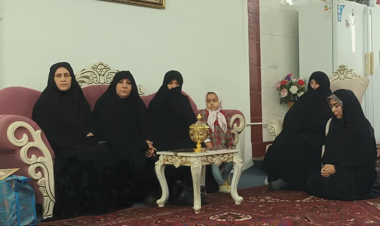 دیدار امیرعباس جعفری فرماندار شهرستان نقده با خانواده شهید معظم محمد عادلی