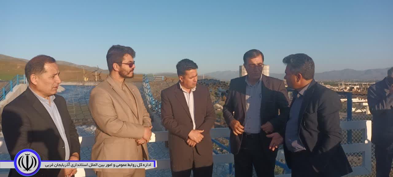 جمع آوری تجهیزات و لوله های آبرسانی غیرمجاز در پی رها سازی آب از کانال کانی سیب به دریاچه ارومیه