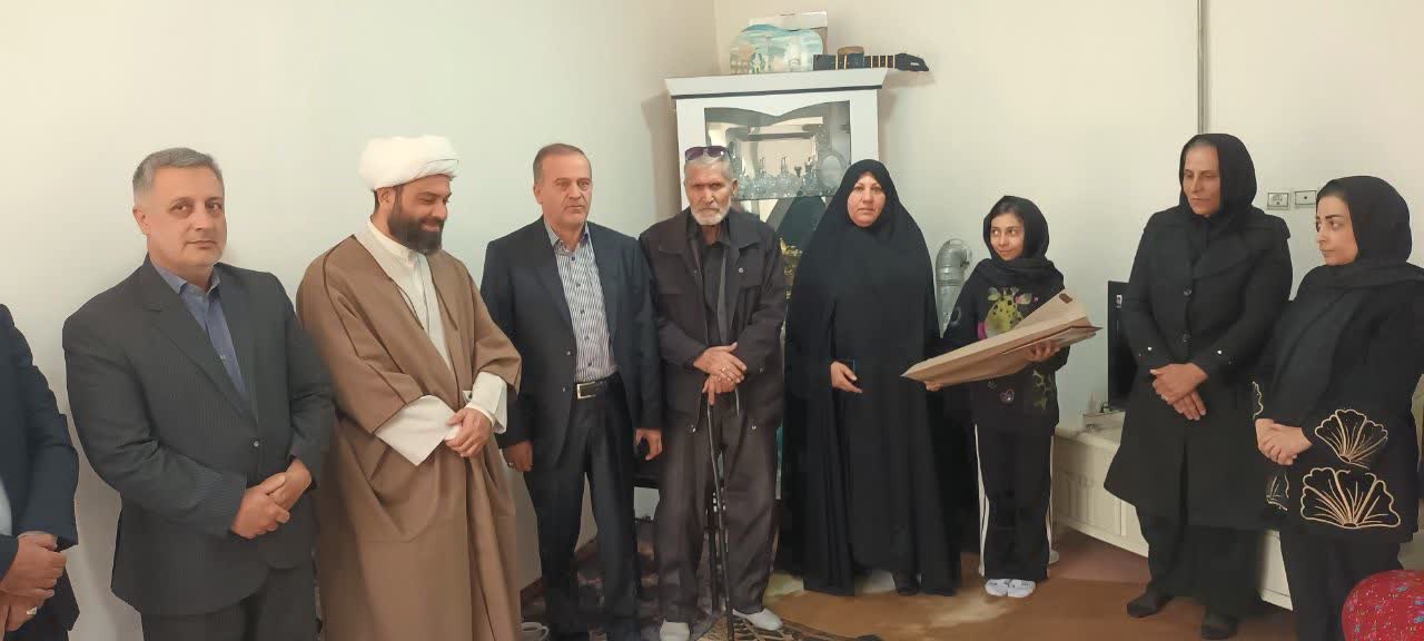 دیدار فرماندار شهرستان نقده با خانواده شهید توحید بایرام زاده و تجلیل از دختر این شهید بزرگوار
