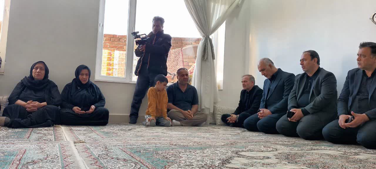 دیدار فرماندار شهرستان نقده بهمراه مسوولین استانی با جمعی از خانواده های شهدای حمله اخیر امریکای جنایتکار و رژیم صهیونیستی به نقاطی در نقده + تصاویر