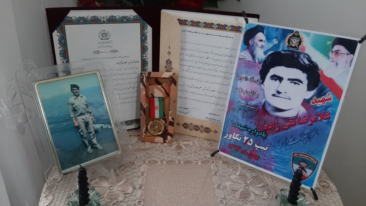 فرماندار شهرستان نقده با مادران گرانقدر شهیدان حمزه مداحی و غلامرضا تقی زاده دیدار کرد