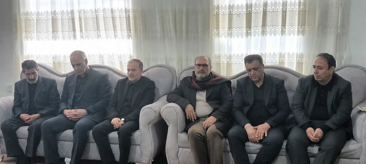 دیدار فرماندار شهرستان نقده بهمراه مسوولین استانی با جمعی از خانواده های شهدای حمله اخیر امریکای جنایتکار و رژیم صهیونیستی به نقاطی در نقده + تصاویر