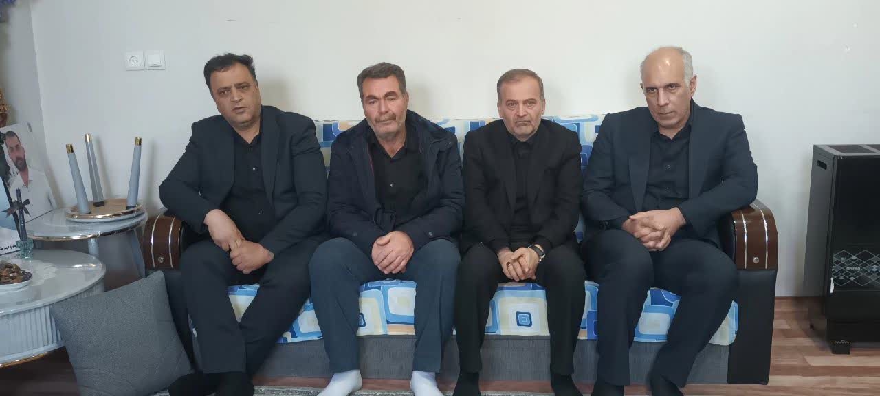 دیدار فرماندار شهرستان نقده بهمراه مسوولین استانی با جمعی از خانواده های شهدای حمله اخیر امریکای جنایتکار و رژیم صهیونیستی به نقاطی در نقده + تصاویر