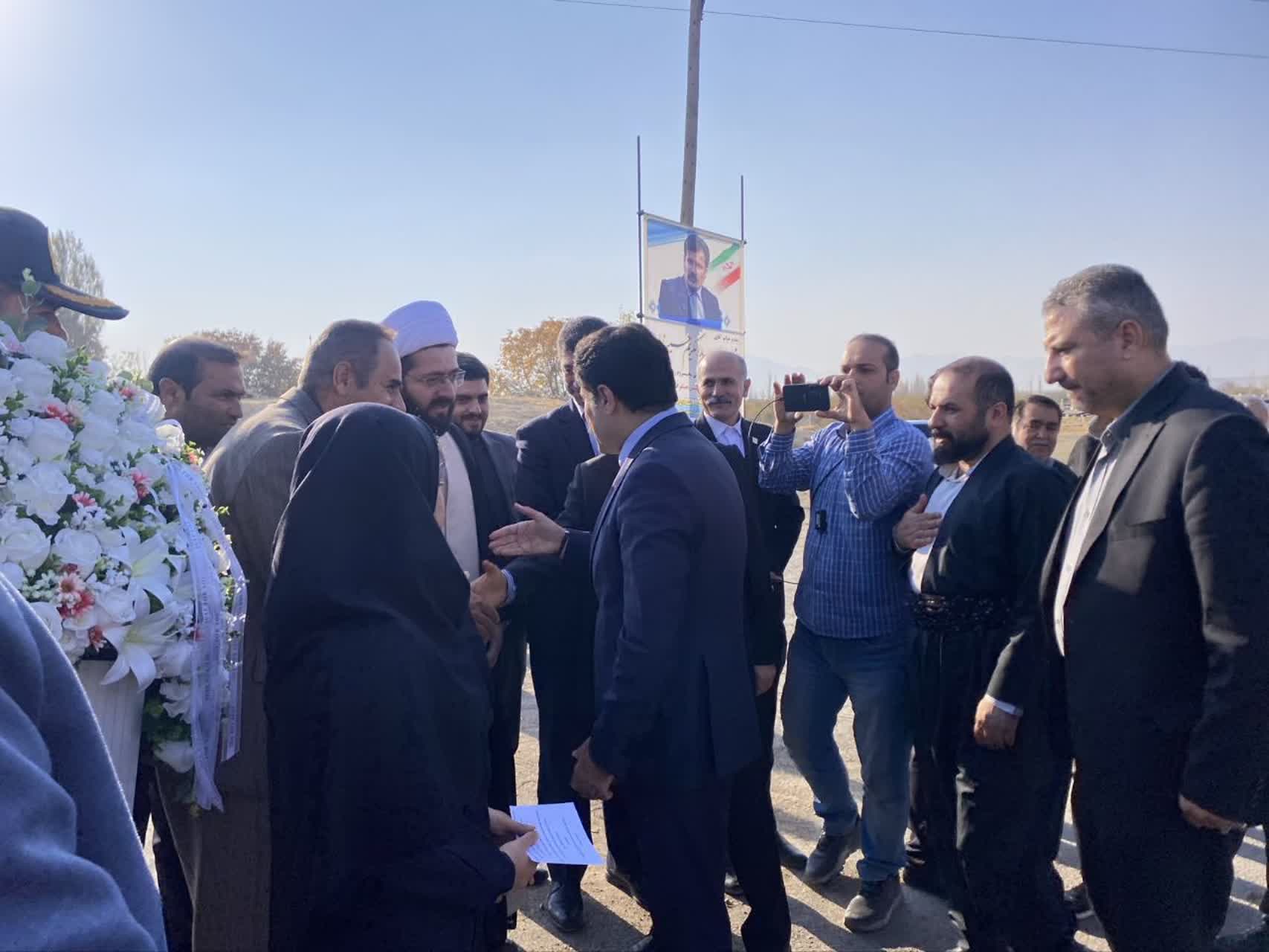 استقبال از معاون رئیسجمهور در امور توسعه روستایی و مناطق محروم کشور در بدو ورود به روستای حسنلو