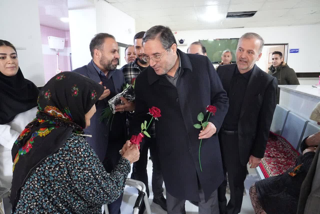 دیدار استاندار آذربایجان‌غربی و فرماندار نقده با مادران سالمند در این شهرستان + تصاویر