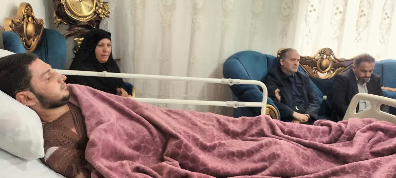 عیادت امیرعباس جعفری فرماندار شهرستان نقده از محمدرضا شاهی از مجروحین حمله ناجوانمردانه امریکا جنایتکار و رژیم صهیونسیتی به کارخانه نشاسته نقده + تصاویر