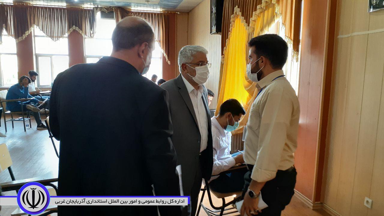بازدید منوچهر شاکر فرماندار شهرستان از حوزه های برگزاری آزمون سراسری در حوزه شهرستان
