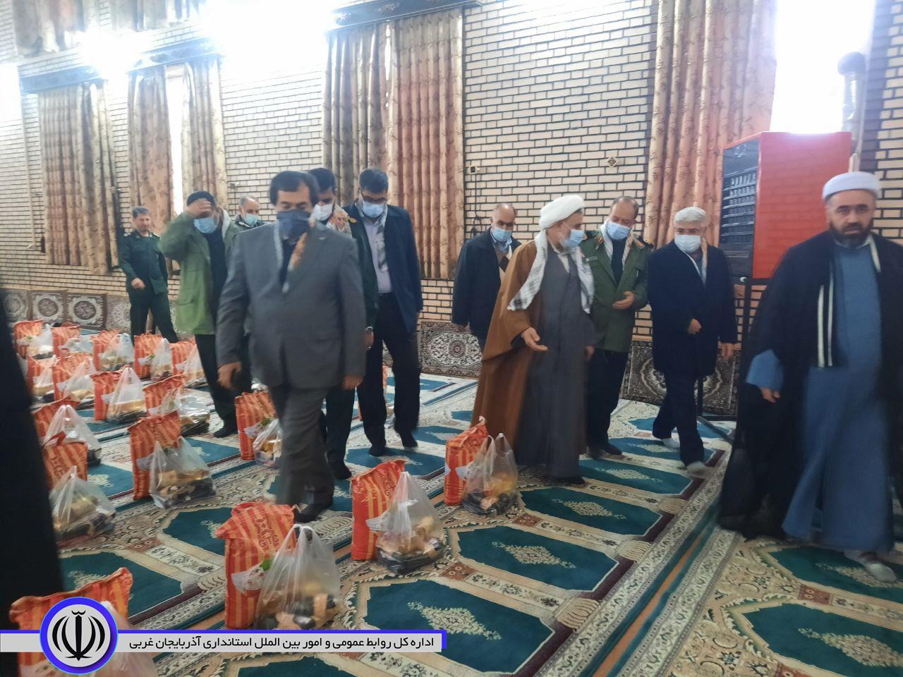 توزیع 1400 بسته معیشتی با حضور فرماندار نقده و فرمانده سپاه شهدای استان آذربایجان غربی