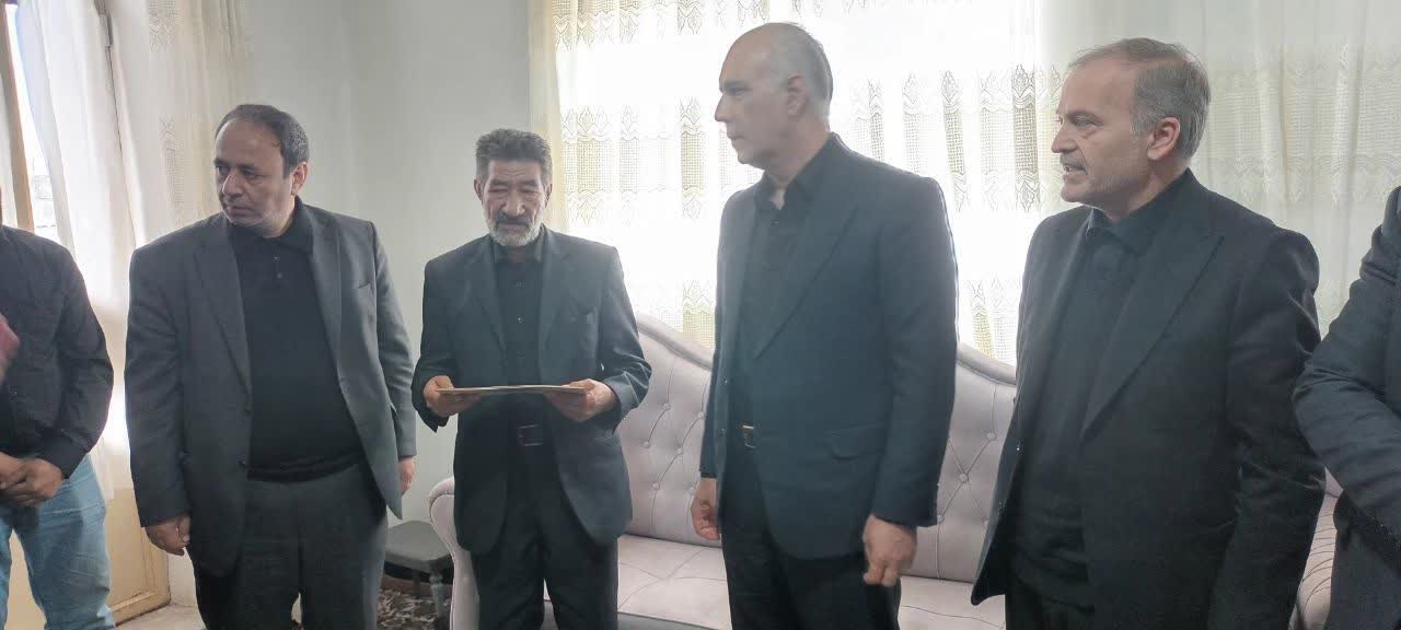 دیدار فرماندار شهرستان نقده بهمراه مسوولین استانی با جمعی از خانواده های شهدای حمله اخیر امریکای جنایتکار و رژیم صهیونیستی به نقاطی در نقده + تصاویر