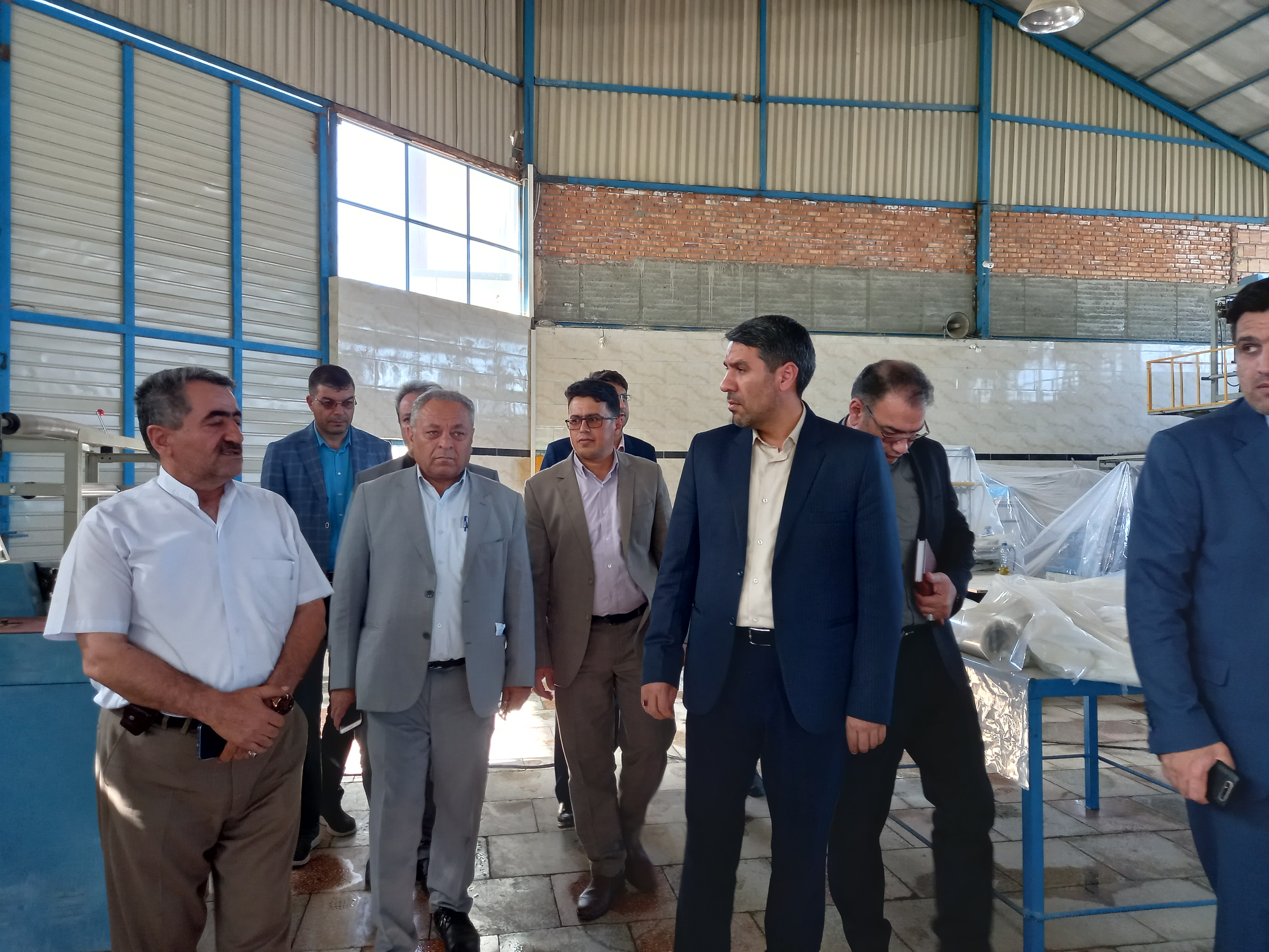 بازدید محمد نوبخت فرماندار شهرستان نقده از کارخانه تولید شیلنگ قیطران و بررسی مسائل و مشکلات مربوط به این واحد تولیدی