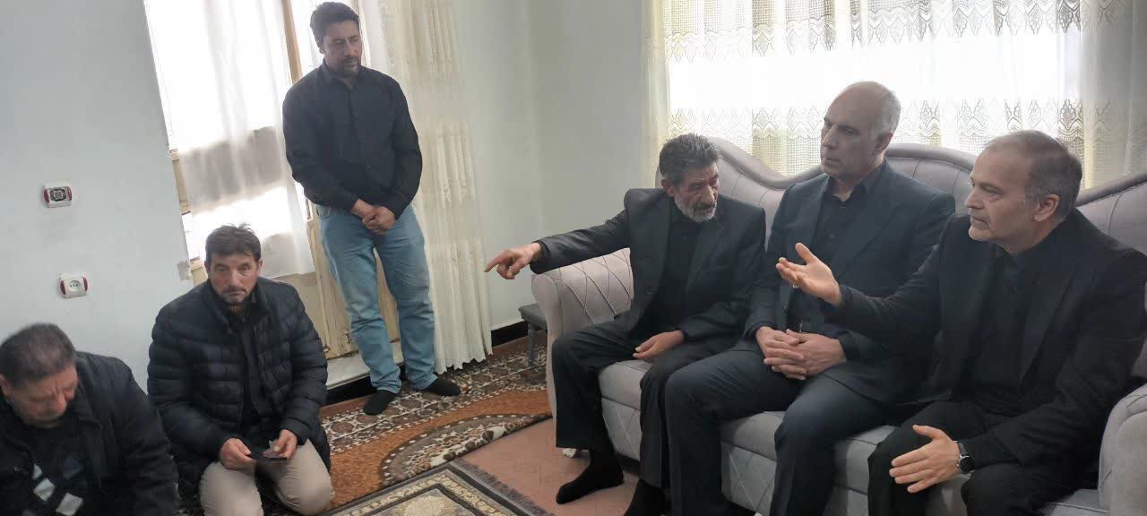 دیدار فرماندار شهرستان نقده بهمراه مسوولین استانی با جمعی از خانواده های شهدای حمله اخیر امریکای جنایتکار و رژیم صهیونیستی به نقاطی در نقده + تصاویر